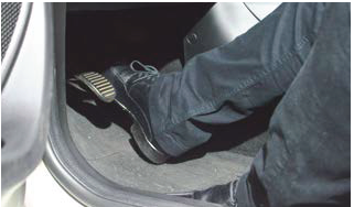 segurar o pedal do freio como se estivesse dirigindo.