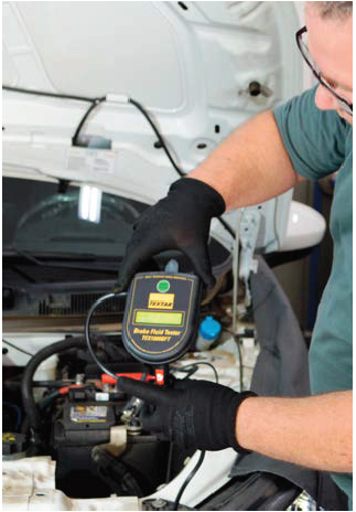 Para analisar o estado do fluído de freio é necessário utilizar o equipamento Textar Brake Fluid Tester, 