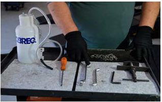 duas chaves estrelas para soltar o guia e para abrir o sangrador, um alicate para flexível de freio, uma chave allen de 7 mm