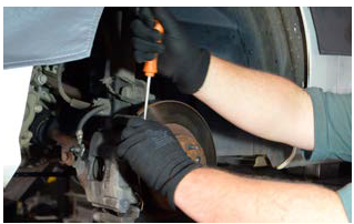 Com uma chave de fenda retirar as molas que prendem a pinça de freio.