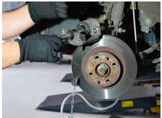 Colocar a ferramenta dentro da pinça para realocar o êmbolo. Com ela, não é necessário fazer muito esforço e, também, não danifica a peça.